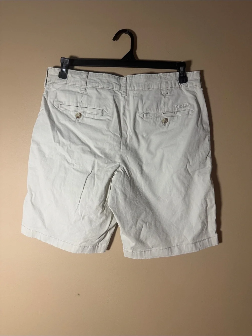 Izod White Flat-Front Men's Shorts